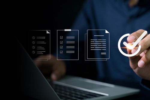 Dokumenten Icons im Hintergrund ein Laptop